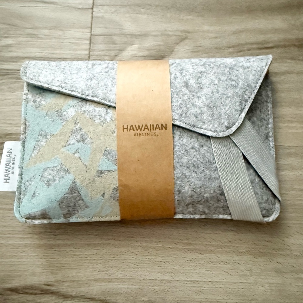 Hawaiian Airlines Amenity Kit Eyemask Dental Kit Headphones Pen‎ Lip Balm Lotion